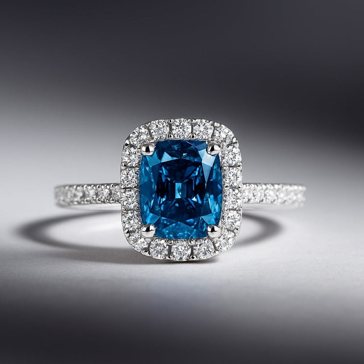 Main d'une femme portant 2 bagues en saphir et diamants