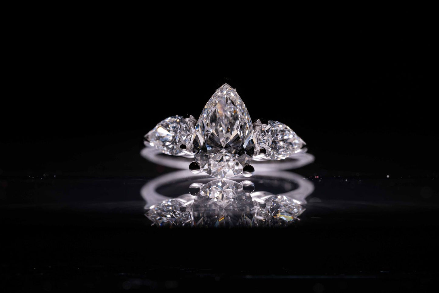 Bague trilogie diamant taille poire 1,51 carat, deux diamants poire latéraux, or blanc paladié 18 carats — Maison Isor
