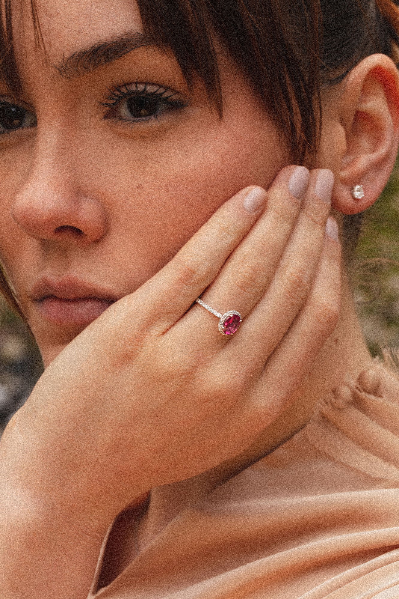 Photo porté de la bague en saphir rose. La création apporte une touche de raffinement à l'allure de la femme.