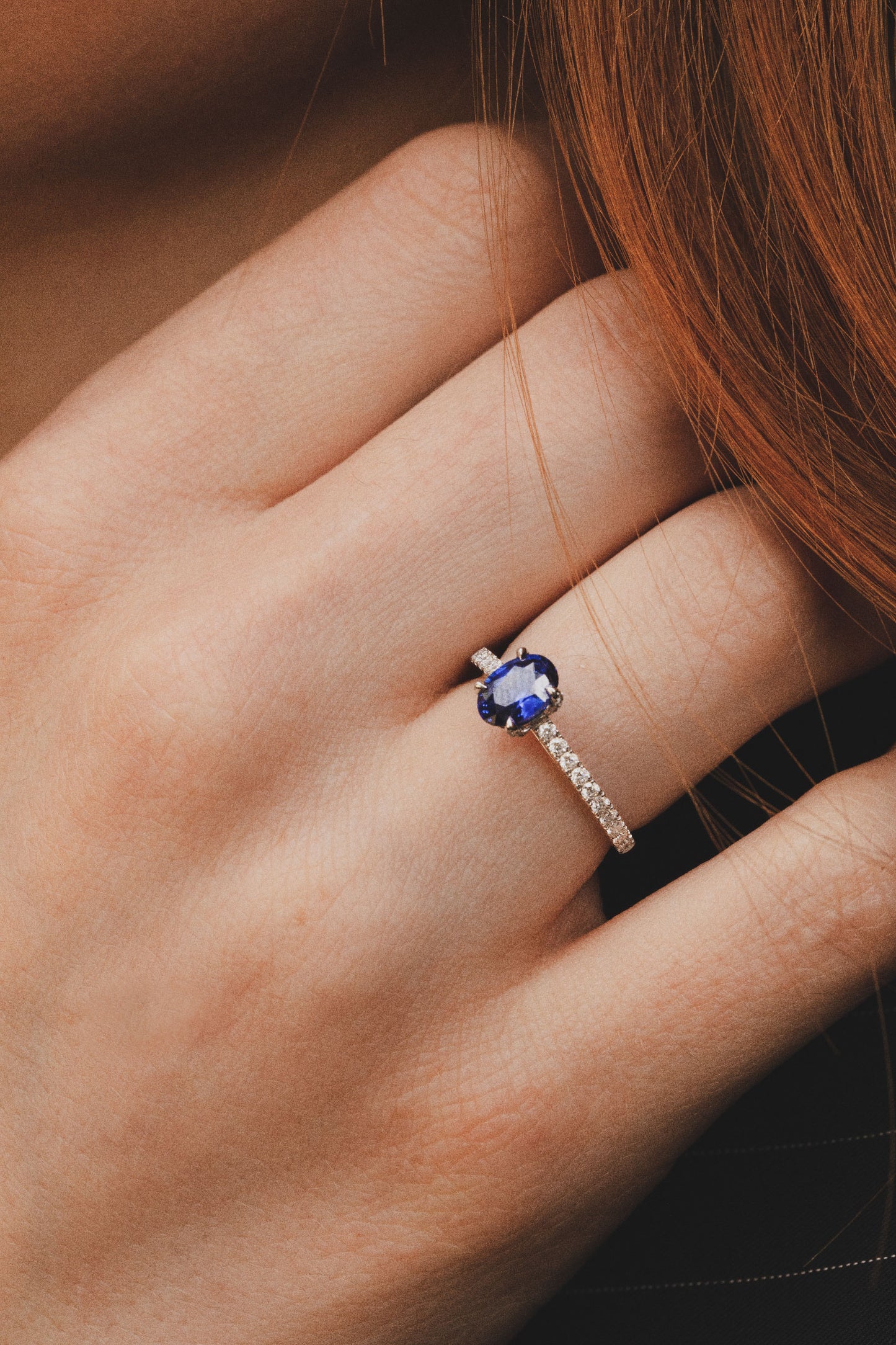 Bague solitaire en saphir bleu et sertie de diamants sur le corps de bague