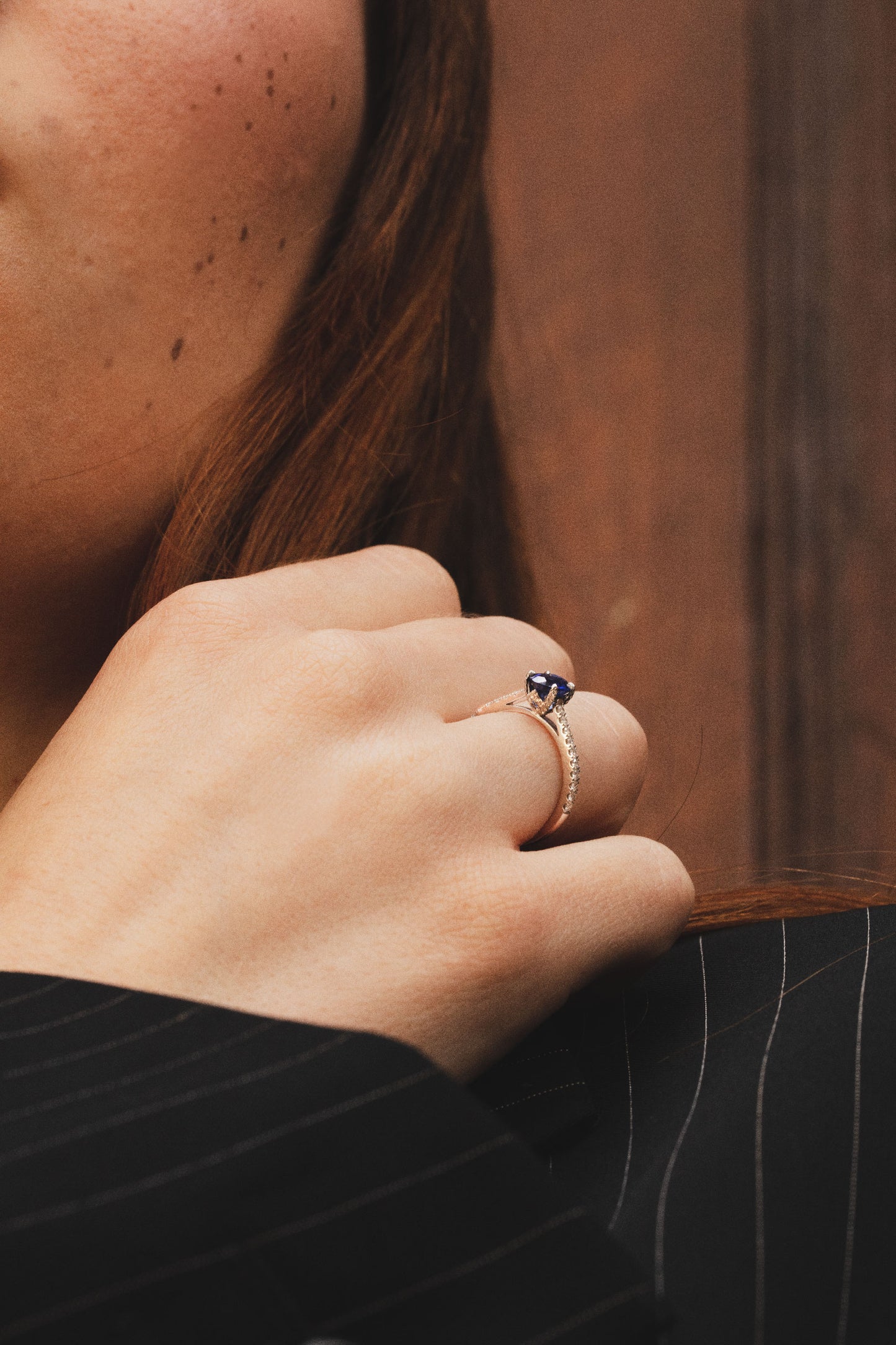 Bague solitaire en saphir bleu forme ovale
