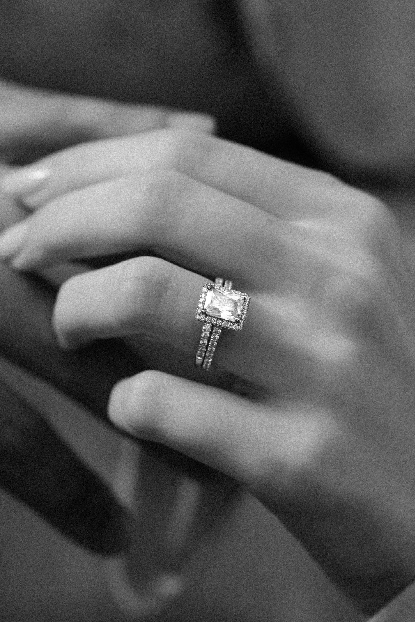 Photo porté en noir et blanc du duo Azael en or 18 carats