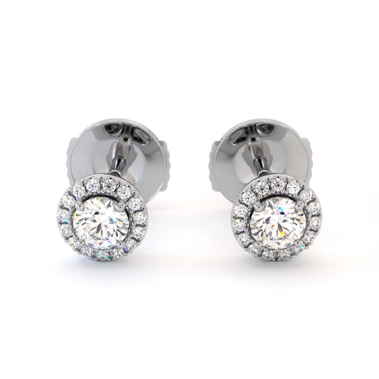 Photo packshot des boucles d'oreilles Orion en diamants naturels et or blanc, forme ronde avec halo.