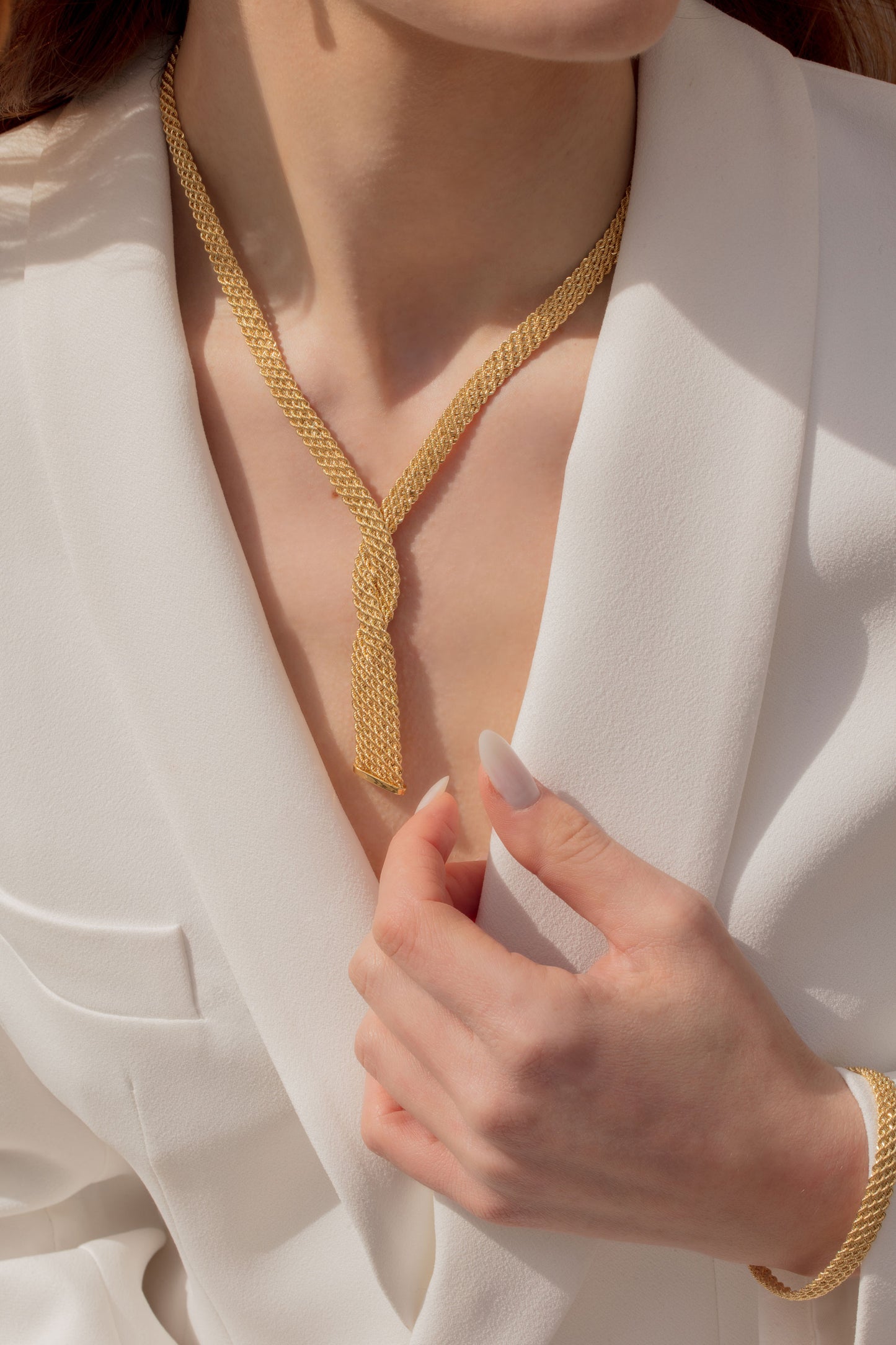 Adelia - Photo porté de la parure en maille or 18 carats