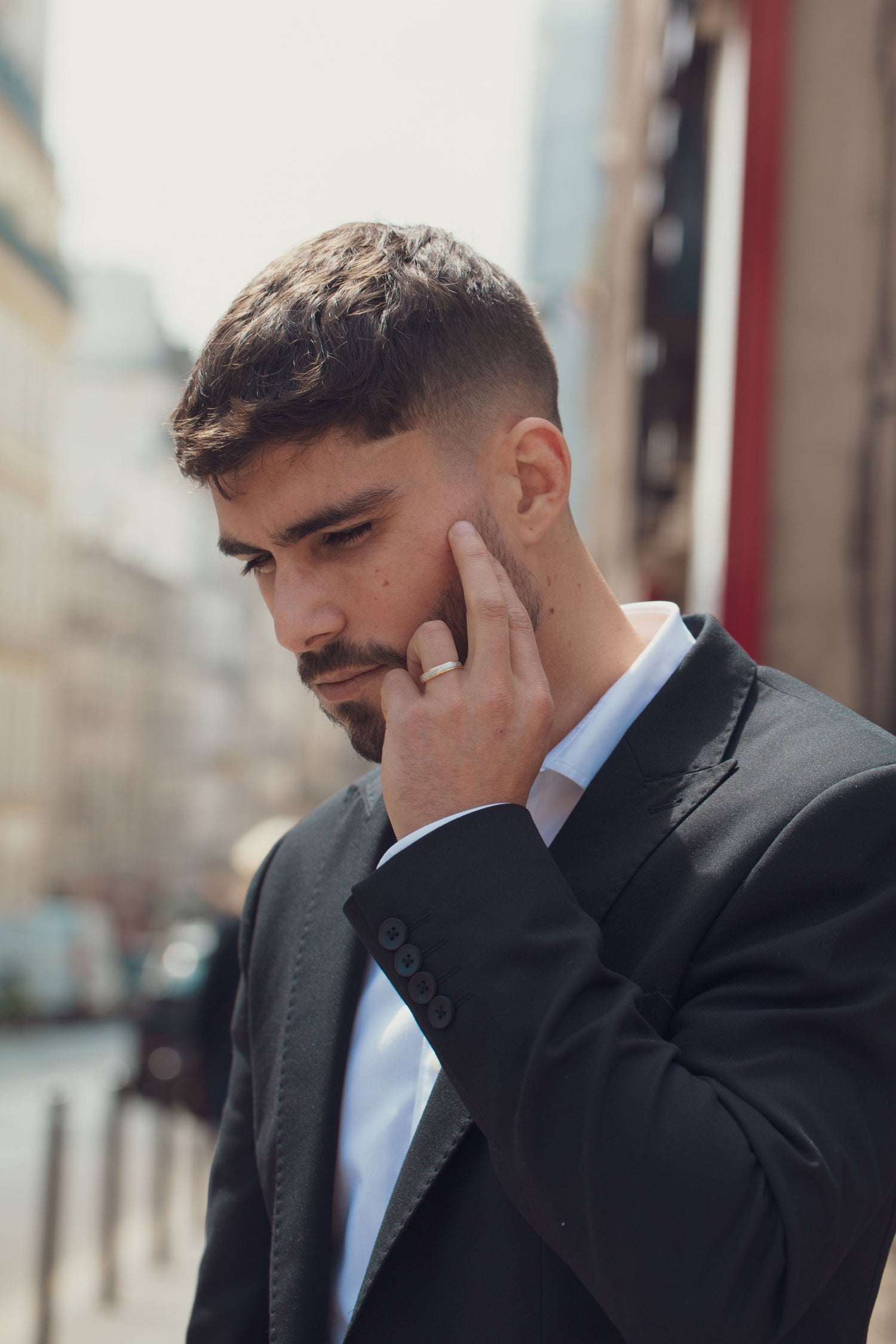 Homme en costume portant une alliance en or 18 carats
