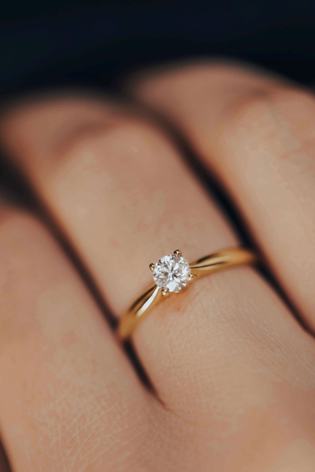 Bague de fiançailles en or 18 carats. Elégant solitaire avec un anneau classique qui magnifie la pierre centrale