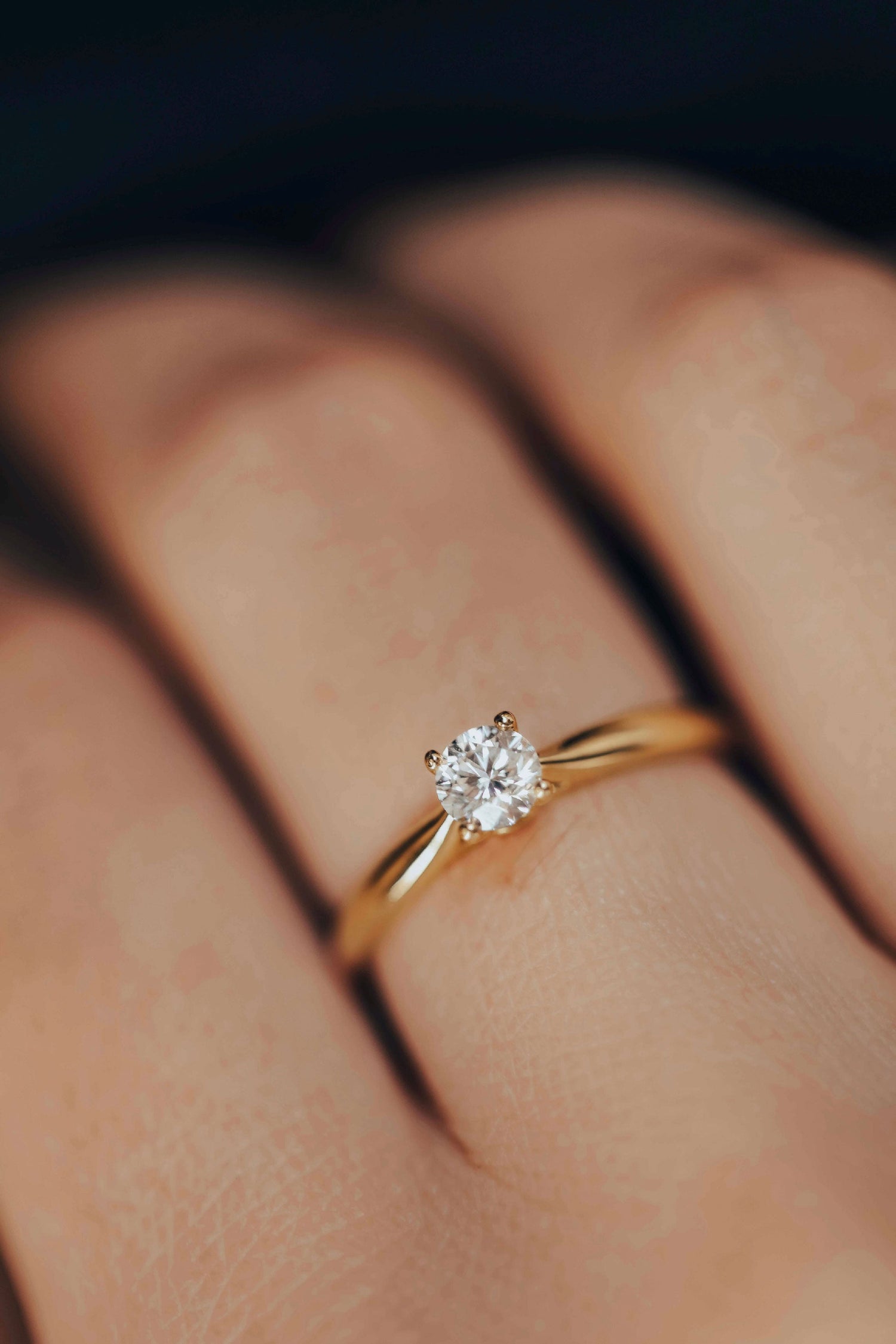 Bague de fiançailles en or 18 carats. Elégant solitaire avec un anneau classique qui magnifie la pierre centrale