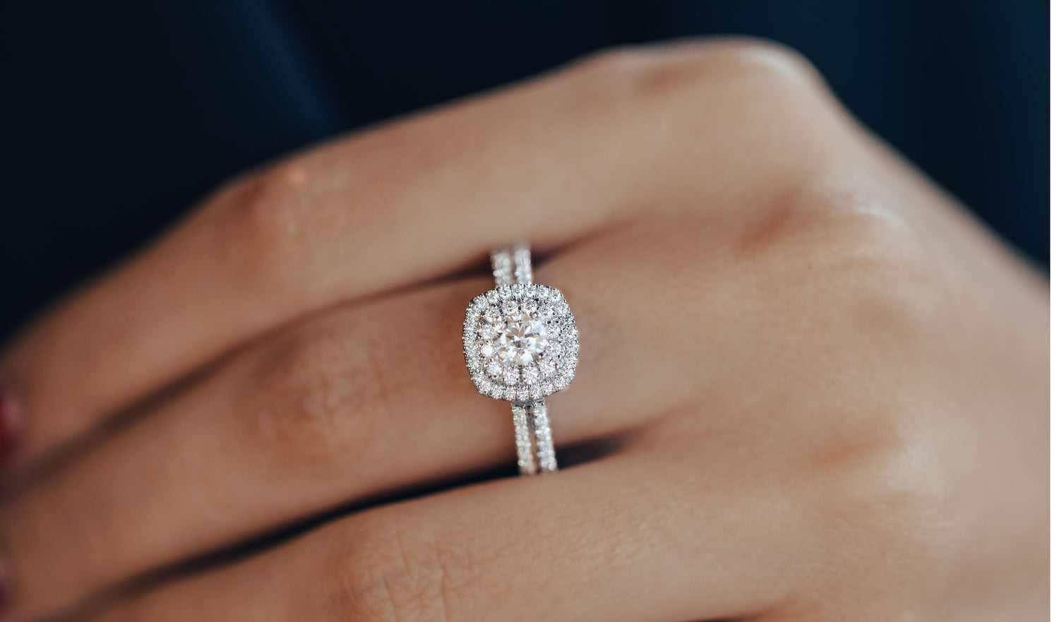 Bague solitaire en diamants avec double halo