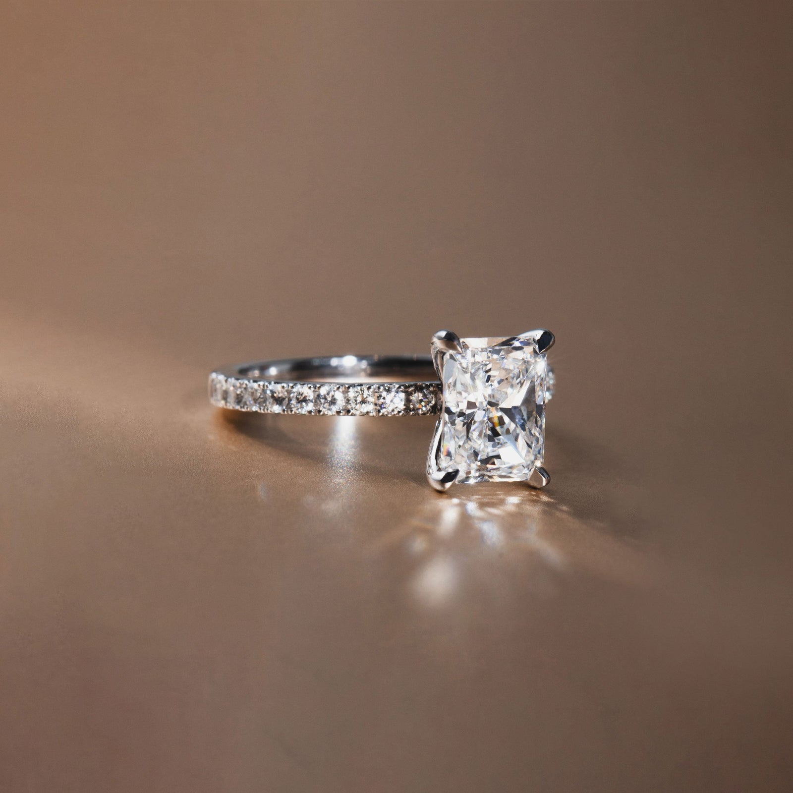 Solitaire radiant, serti bec d'aigle en or 18 carats - Maison Isor