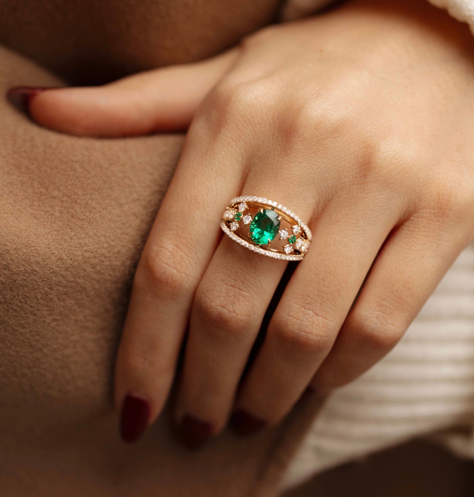 Bague émeraude verte, détails floraux en or 18 carats - Maison Isor