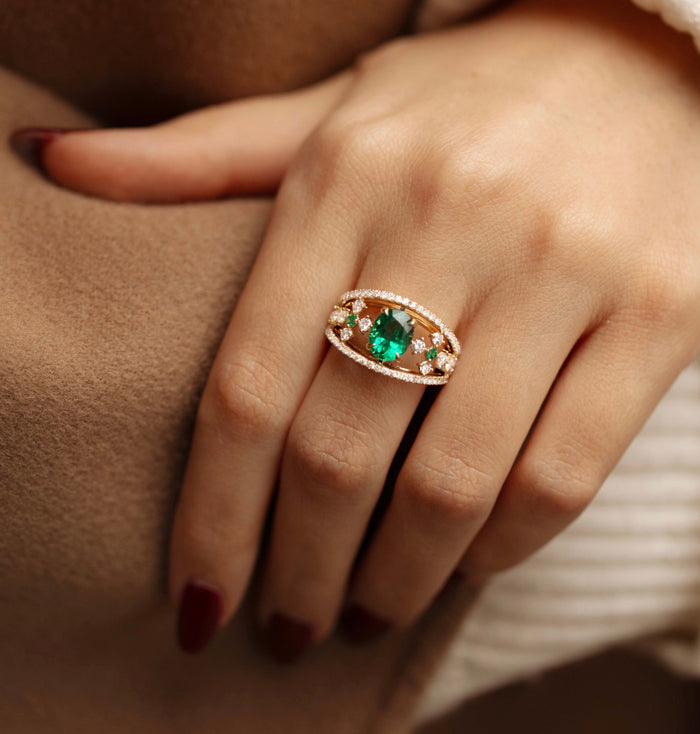 Bague émeraude verte, détails floraux en or 18 carats - Maison Isor