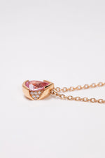 Photo packshot du collier Hoya en or rose 18 carats, saphir rose forme poire et diamants