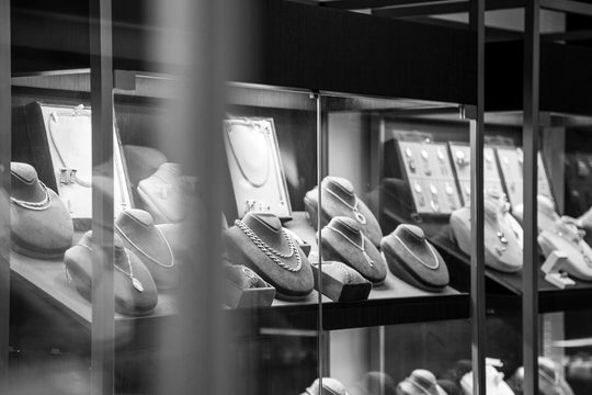 Photo en noir et blanc de nos vitrines dans notre boutique à Paris 