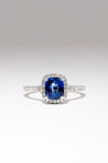 Solitaire en saphir bleu forme coussin avec halo et diamants