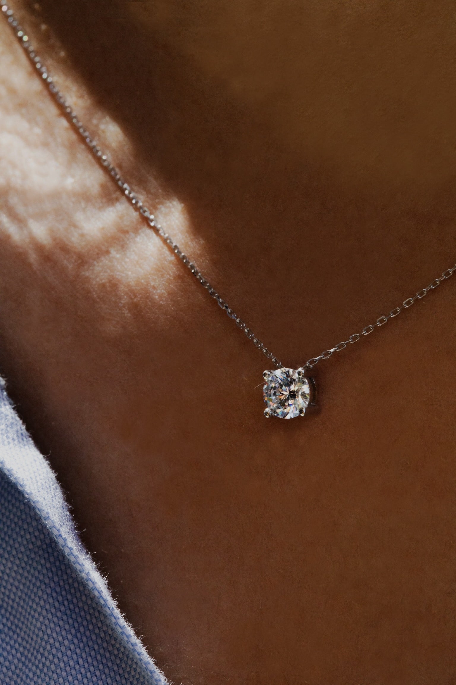 Photo porté du collier Jada en or blanc et oxyde de zirconium
