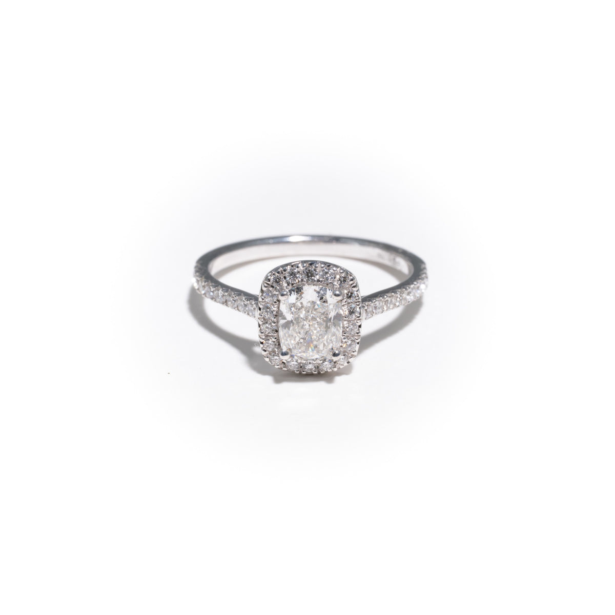 Bague halo en or blanc, diamant taille coussin allongé de 1,01 carat