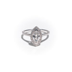 Bague halo en or blanc, diamant taille marquise de 0,91 carat