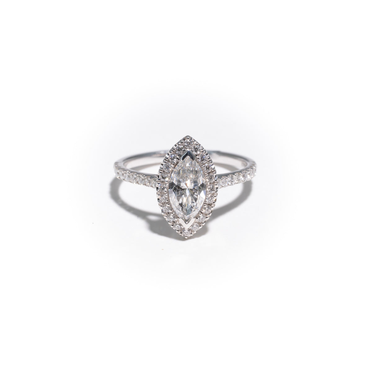 Bague halo en or blanc, diamant taille marquise de 0,91 carat