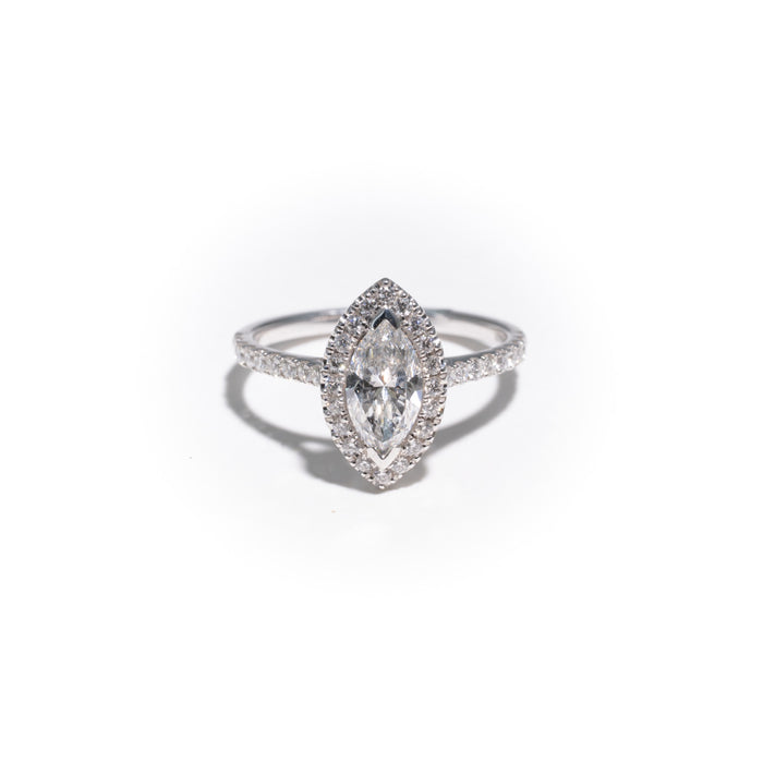 Bague halo en or blanc, diamant taille marquise de 0,91 carat