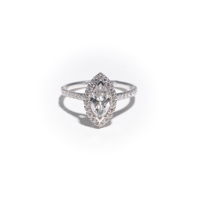 Bague halo en or blanc, diamant taille marquise de 0,91 carat