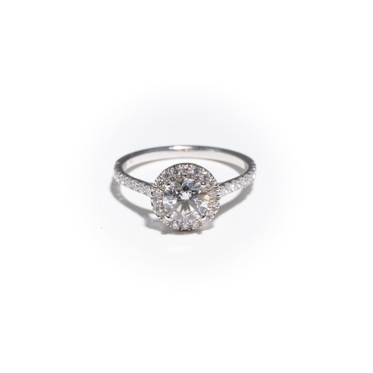 Bague halo en or blanc, diamant taille brillant rond de 0,91 carat