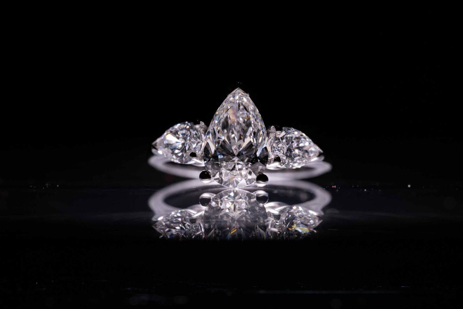 Trilogie taille poire en or 18 carats - Maison Isor
