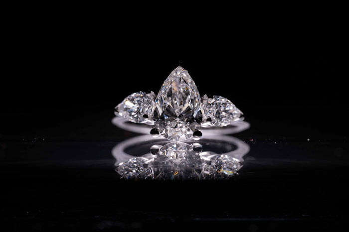 Trilogie taille poire en or 18 carats - Maison Isor