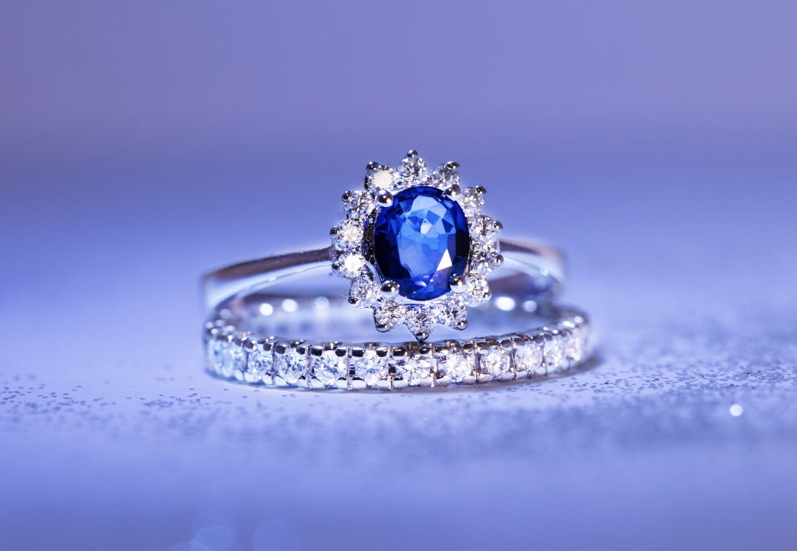 Bague saphir bleu, halo floral en or 18 carats - Maison Isor