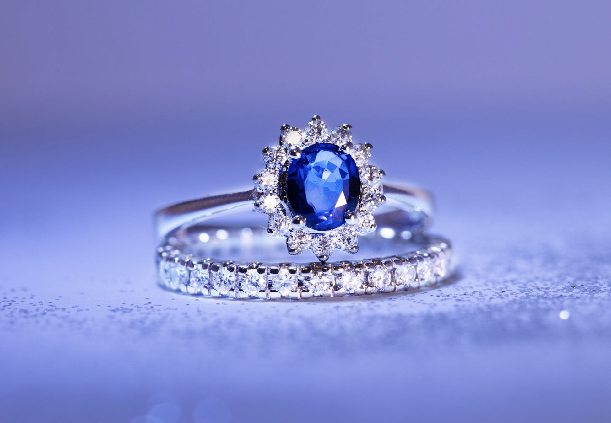 Bague saphir bleu halo floral — bague sur-mesure Maison Isor