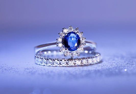 Bague saphir bleu halo floral — bague sur-mesure Maison Isor