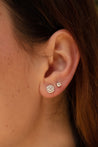 Photo porté de 2 modèles de boucles d'oreilles en diamants naturels, modèles Pansy et Priya.