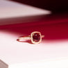 Photo ambiance d'une bague en rubis d'un éclat flamboyant. Le pavage en diamant et son halo intensifient la beauté naturelle de la pierre centrale.