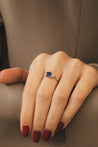 Photo porté de la bague surdiva en saphir bleu et diamants