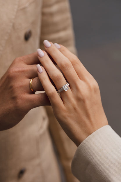Photo porté du duo Kali, or blanc 18 carats et pierre centrale en taille émeraude