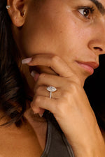 Bague halo diamant marquise 0,91 carat portée à la main