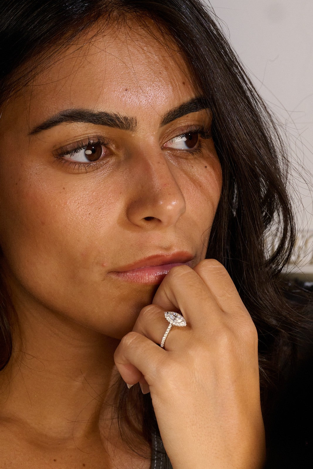 Bague halo diamant marquise 0,91 carat portée, vue rapprochée