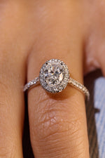 Bague halo diamant ovale 1,01 carat portée, vue rapprochée