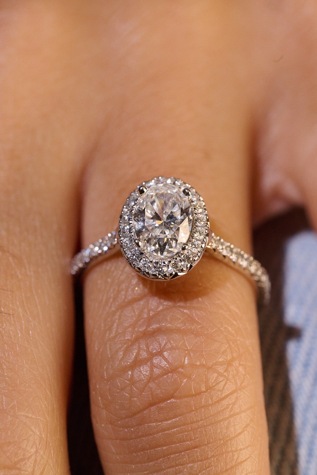 Bague halo diamant ovale 1,01 carat portée, vue rapprochée