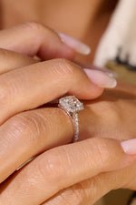 Bague halo diamant radiant 1,01 carat portée, vue rapprochée