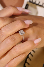 Bague halo diamant radiant 1,01 carat portée, détail du halo