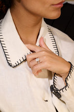 Bague halo diamant radiant 1,01 carat portée à la main