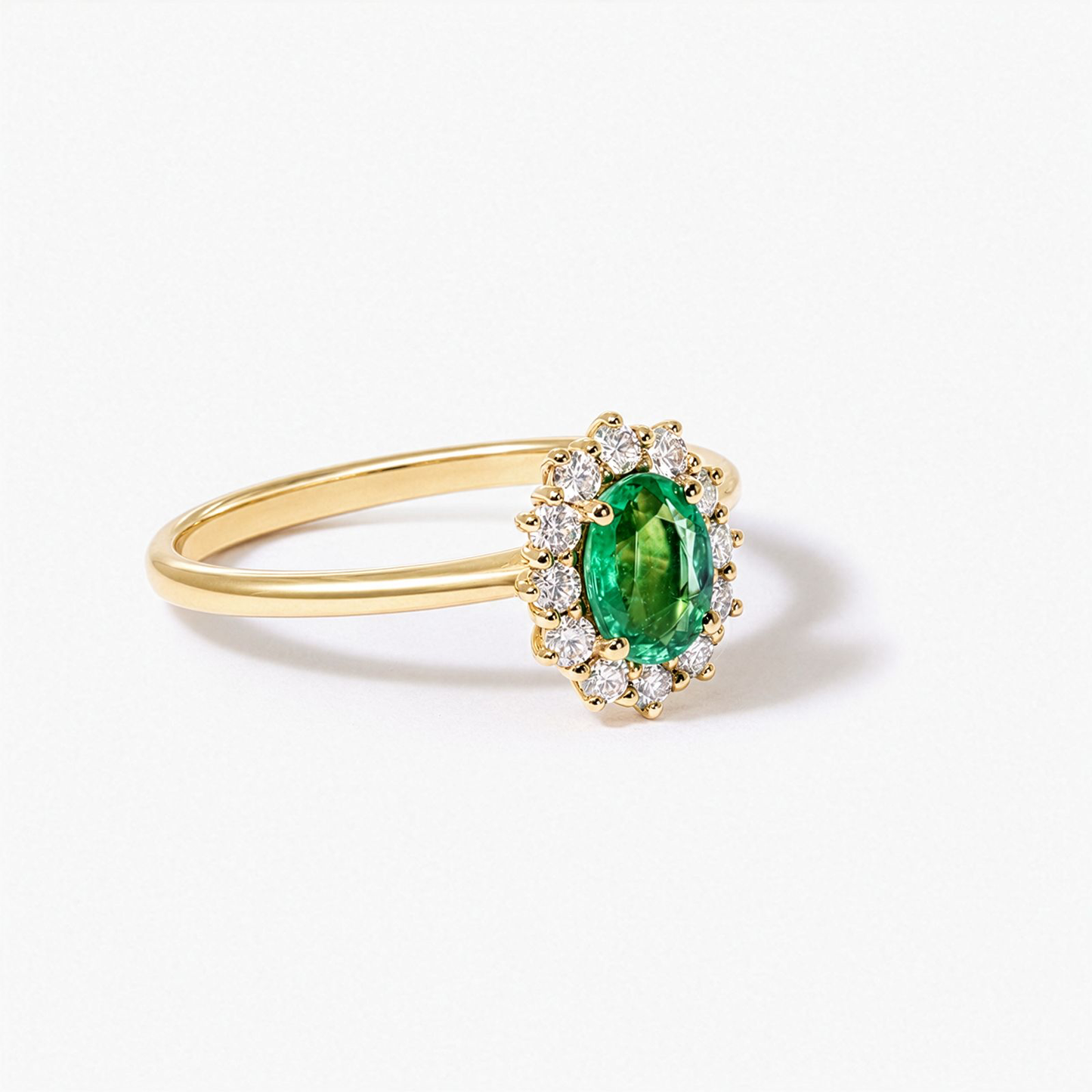 Signature verte, solitaire émeraude ovale entourage de diamants, or jaune