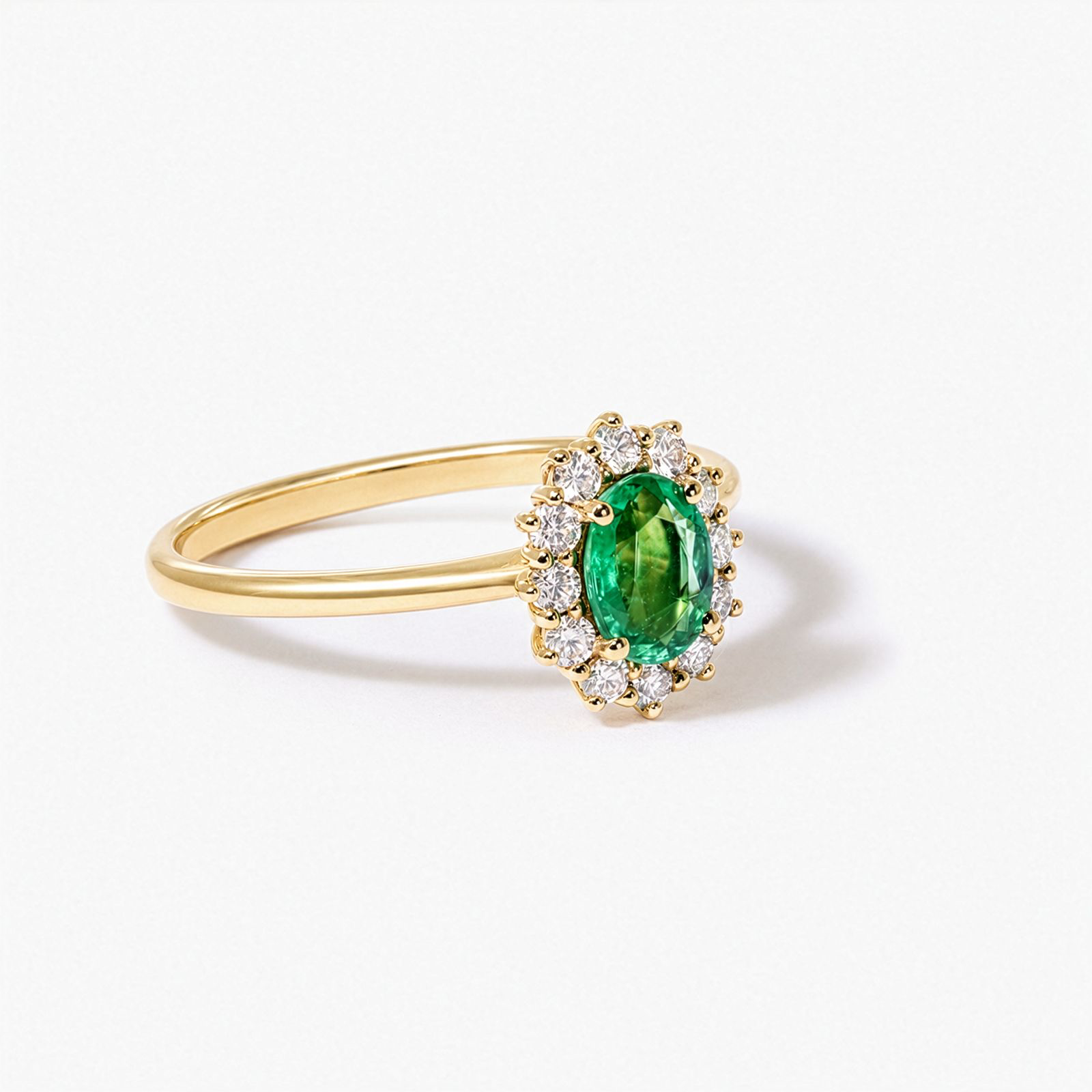 Signature verte, solitaire émeraude ovale entourage de diamants, or jaune