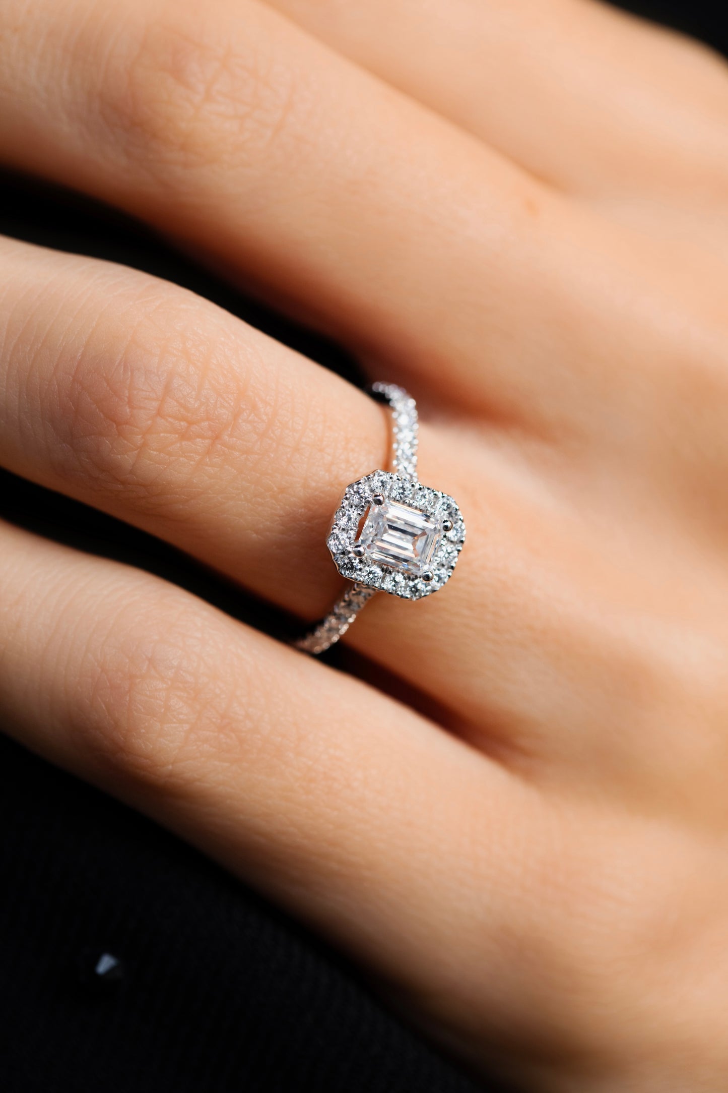 Solitaire Sahel en or blanc de 1,20 carats total; pierre centrale de 0,70 carats