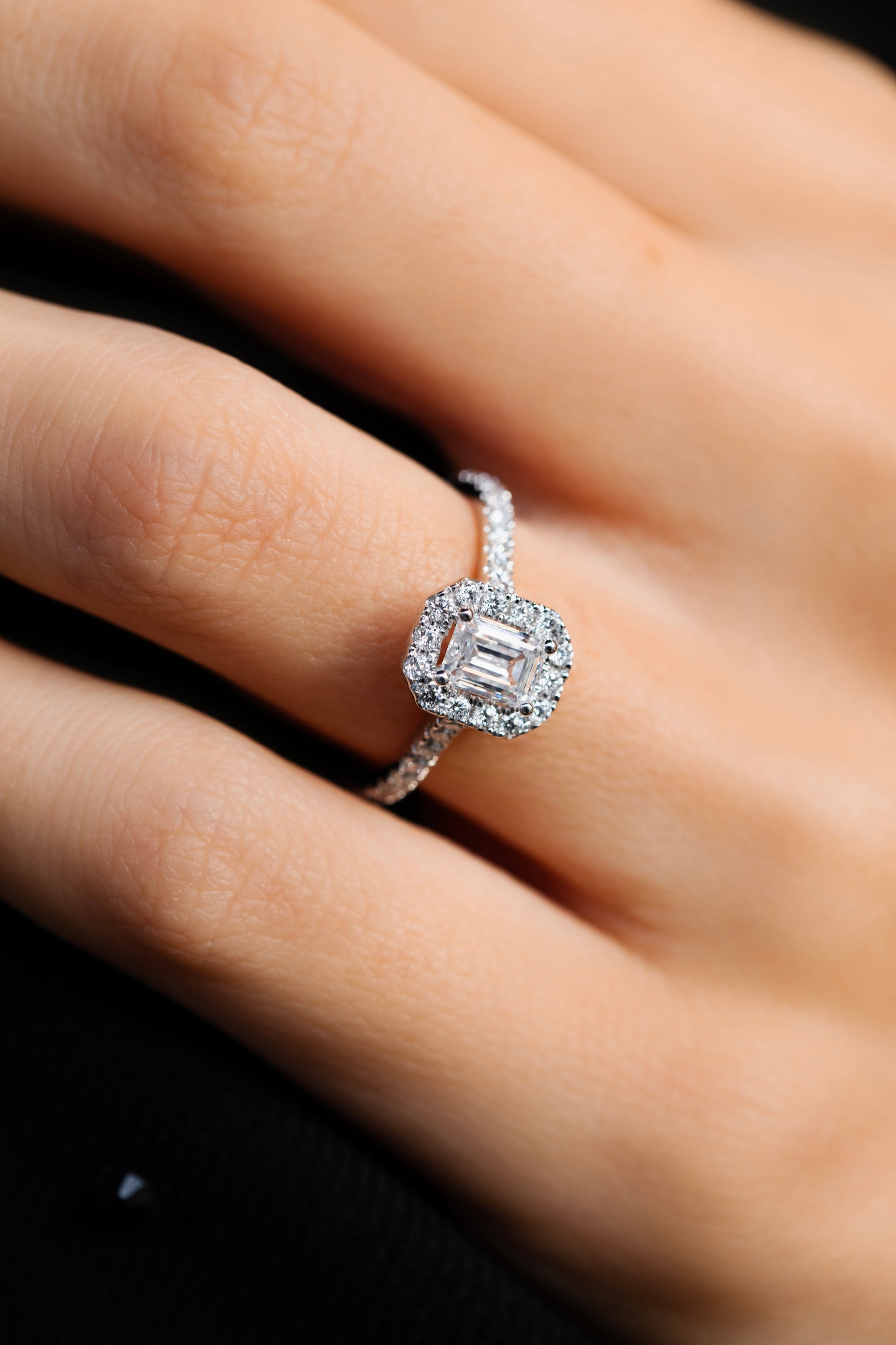 Solitaire Sahel en or blanc de 1,20 carats total; pierre centrale de 0,70 carats