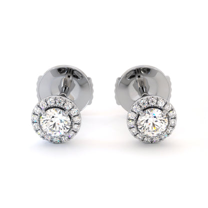 Photo packshot des boucles d'oreilles Orion en diamants naturels et or blanc, forme ronde avec halo.