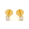 Packshot des boucles d'oreilles en diamants naturels et or jaune, modèle Priya de forme ronde