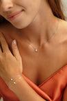 Femme portant des bijoux en diamants