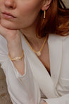 Mannequin portant les 3 bijoux de la parure maille Baia en or 18 carats