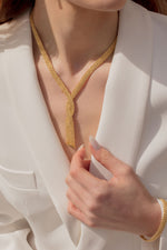 Adelia - Photo porté de la parure en maille or 18 carats